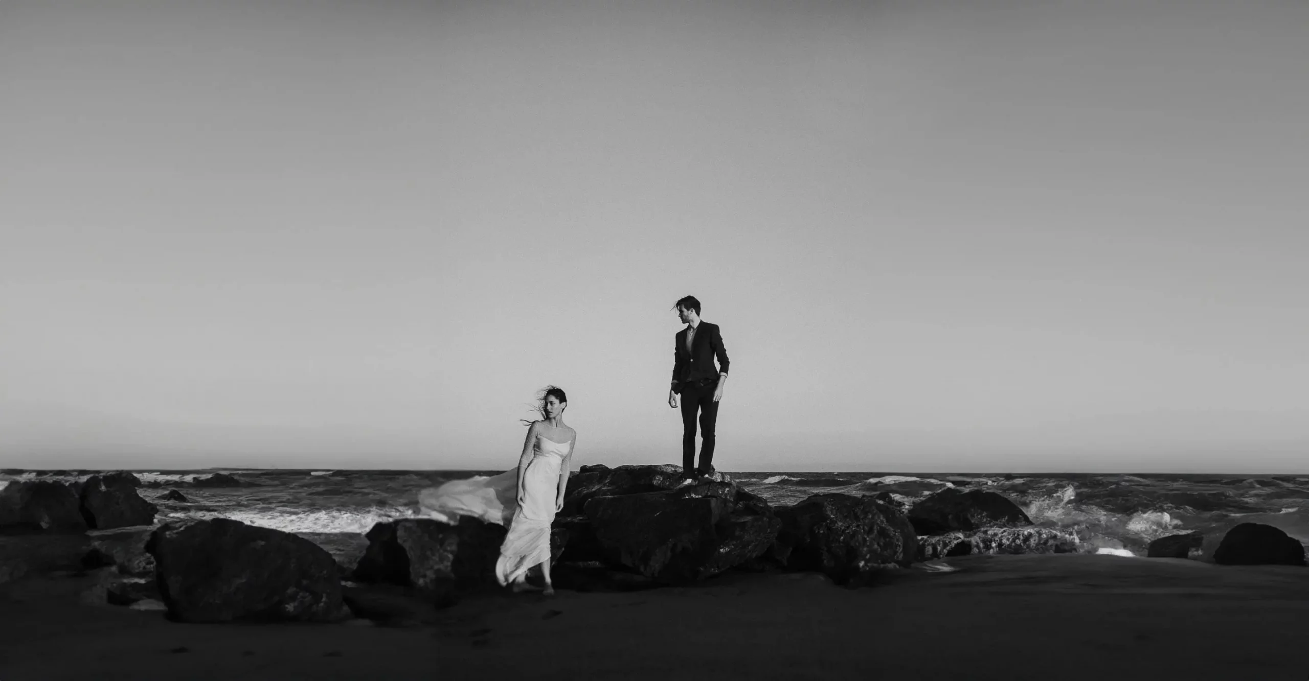 Ein Brautpaar steht am Strand mit Meereshintergrund