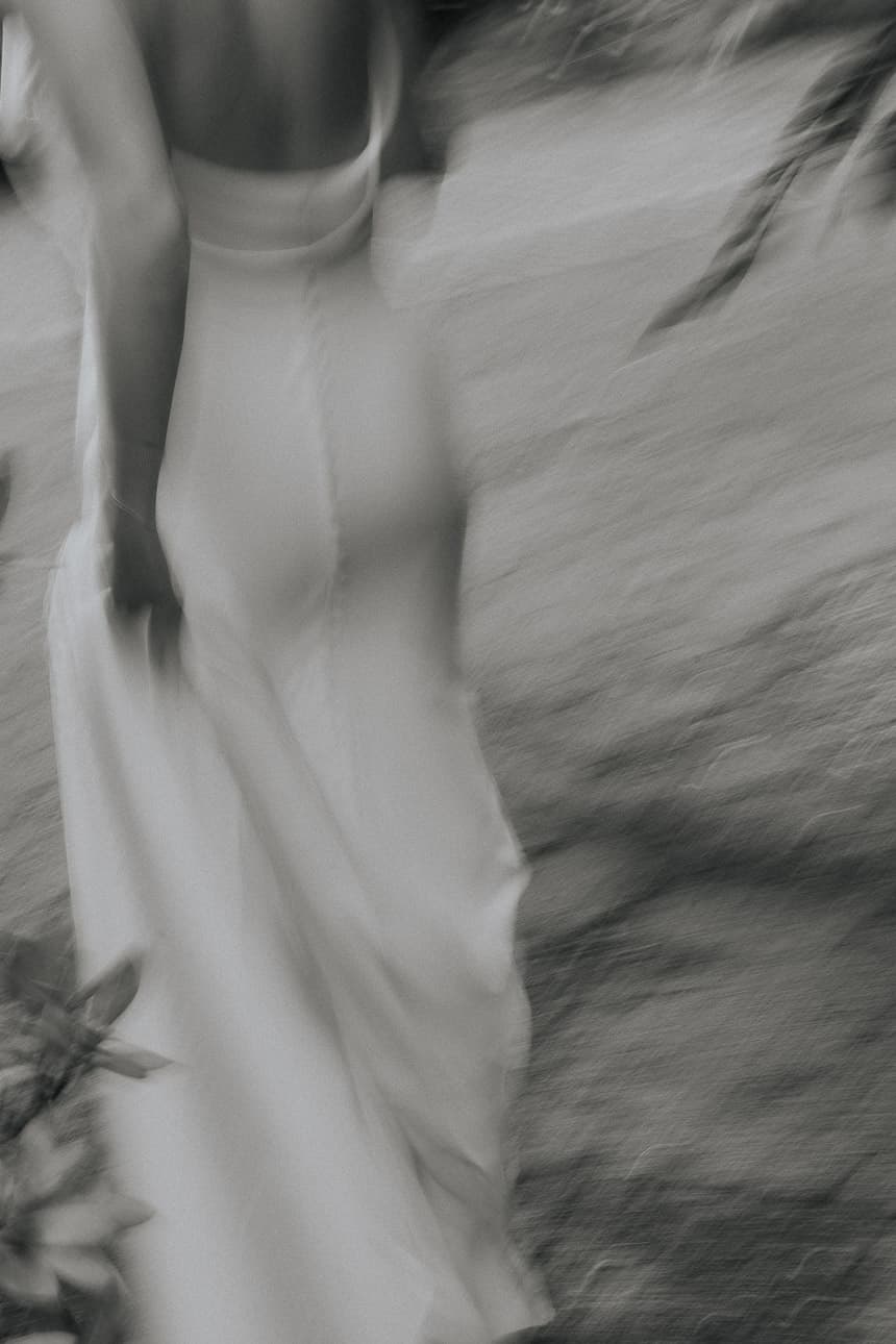 modernes verwischtes schwarz weiss Hochzeitsfoto einer gehenden Braut in München