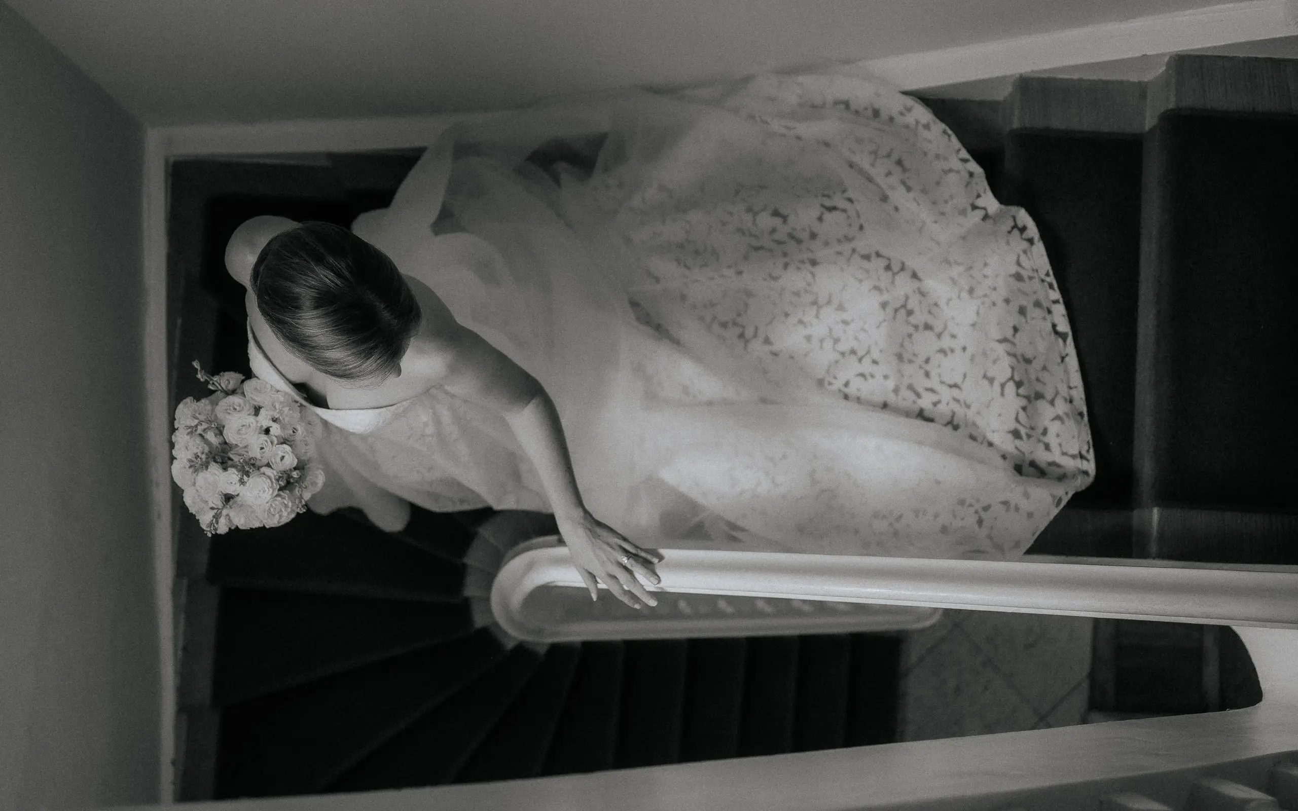 Eine Braut geht in der Hochzeitslocation La Villa am Starnberger See die Treppe hinunter zur freien Trauung