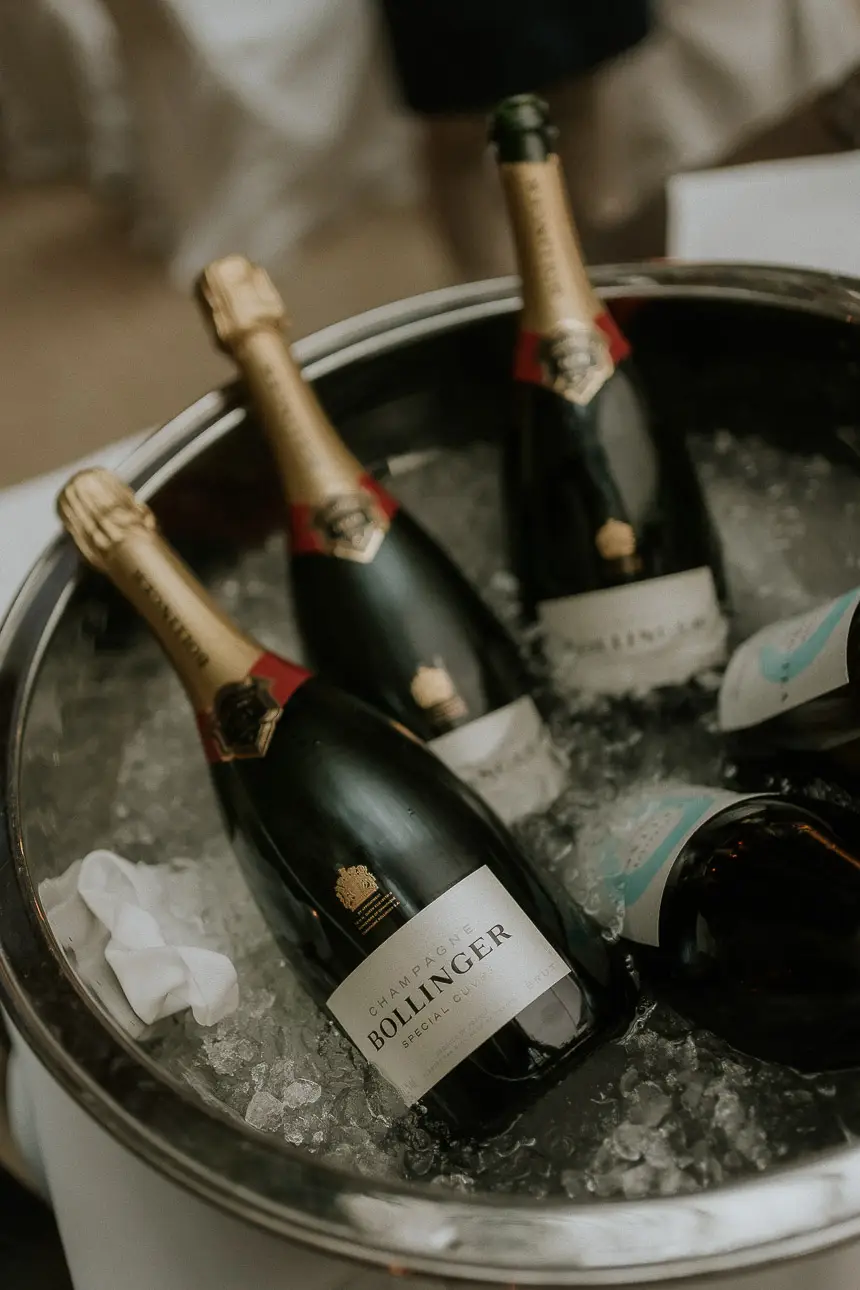 Champagner Flaschen werden in München am Tag einer Hochzeit mit Eis gekühlt