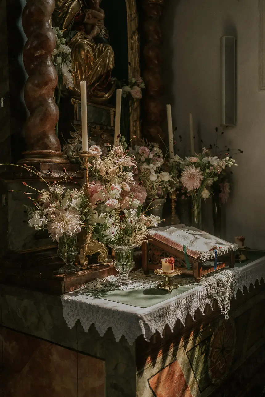 Hochzeitsfotografie eines aufwendig geschmückten Altares bei München