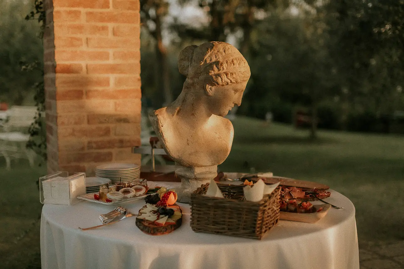 Antike Statue im warmen Abendlicht bei einer Hochzeitsfeier in der Toskana in Italien