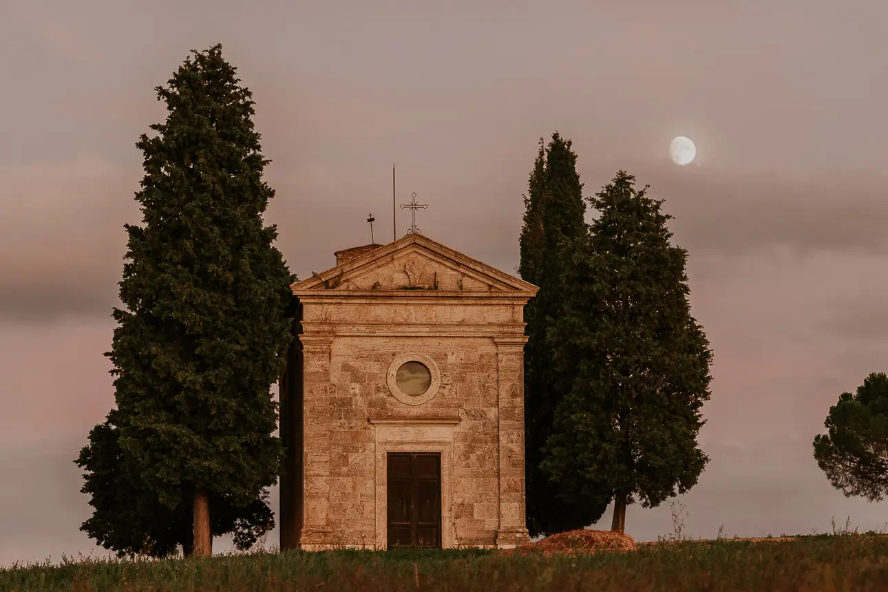 Kleine antike Hochzeitskapelle im Abendlicht in der Toskana in Italien
