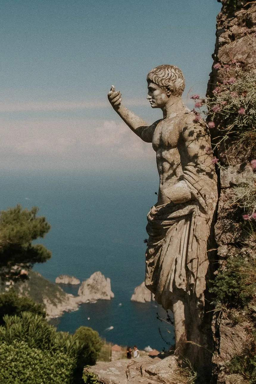 künstlerische antike Statue