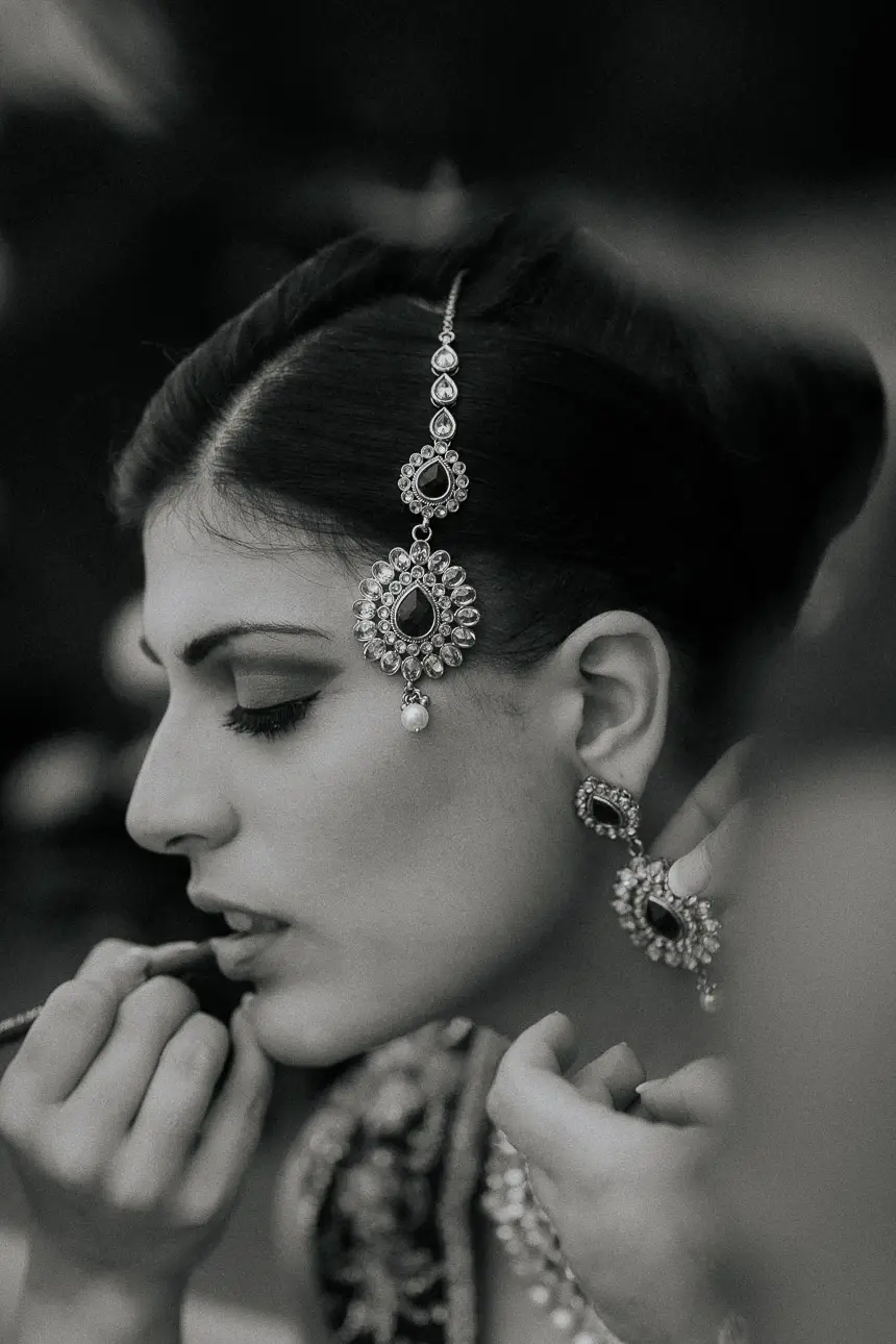 Edle indische Braut die am Tag Ihrer Hochzeit beim Getting Ready geschminkt wird